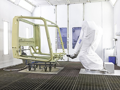 foto noticia El líder de mercado mundial, Kässbohrer, automatiza la producción de sus PistenBully con los robots de pintado de Dürr.